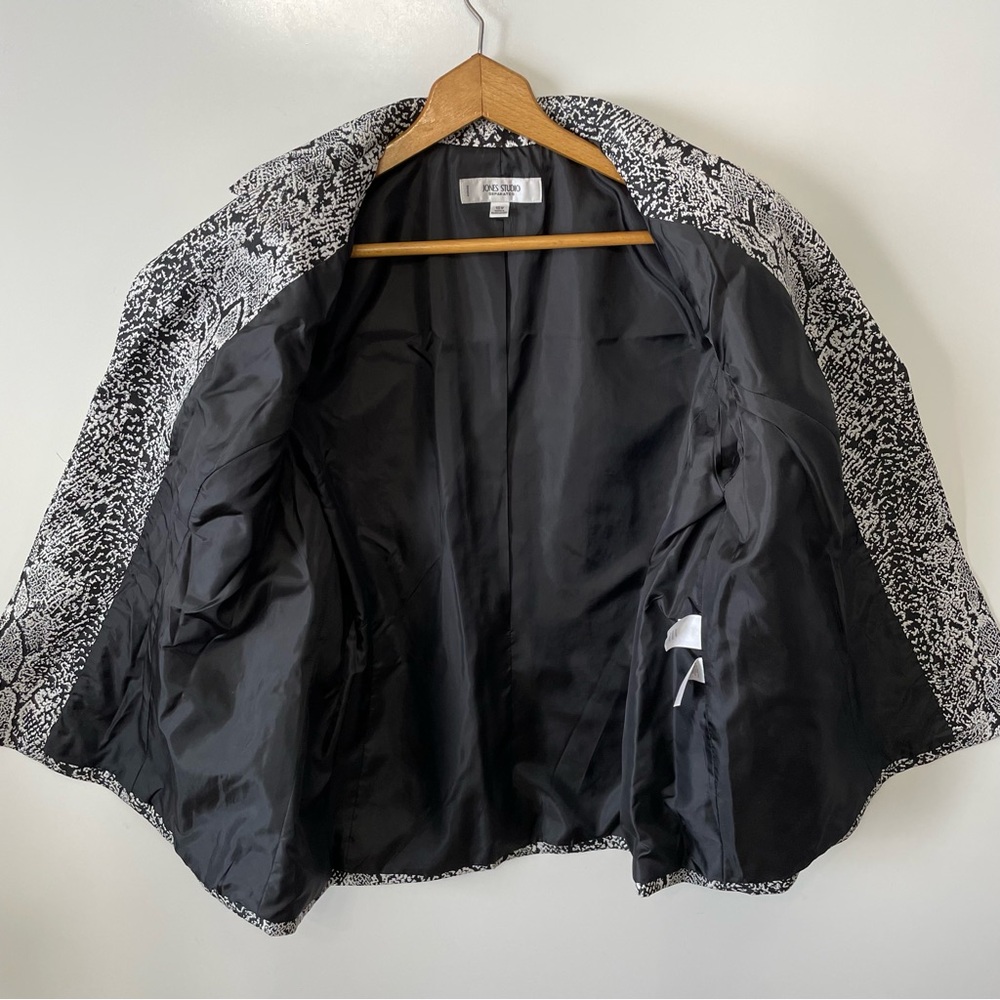 Jones Studio Sharp Black and SIlver Blazer, Animal Print, size 16W - Picture 8 of 10